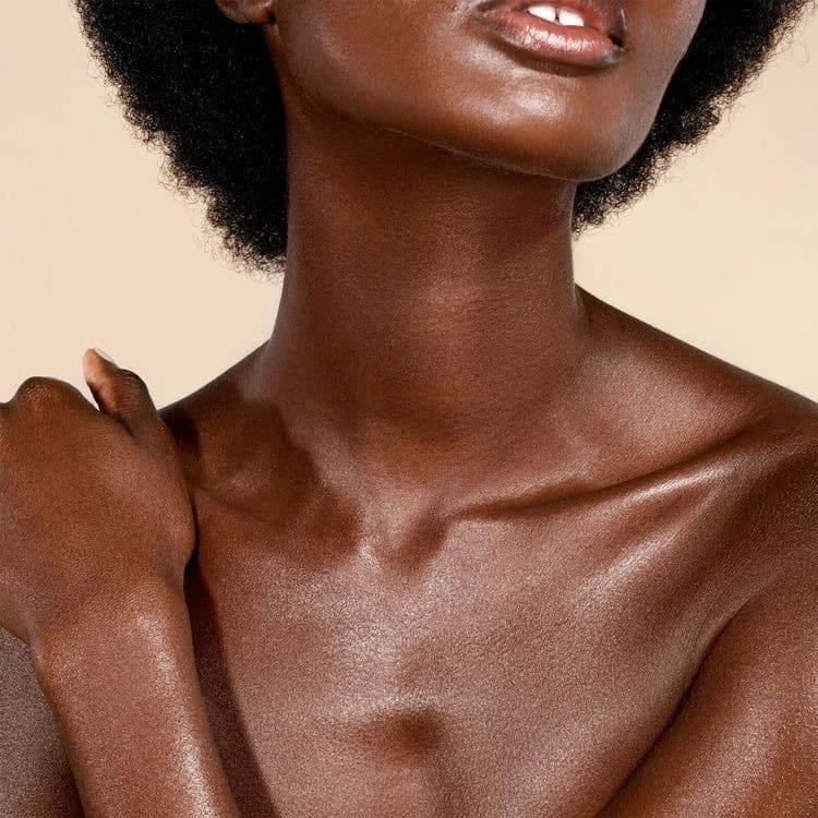 Épaules et cou d'une femme, peau apaisée