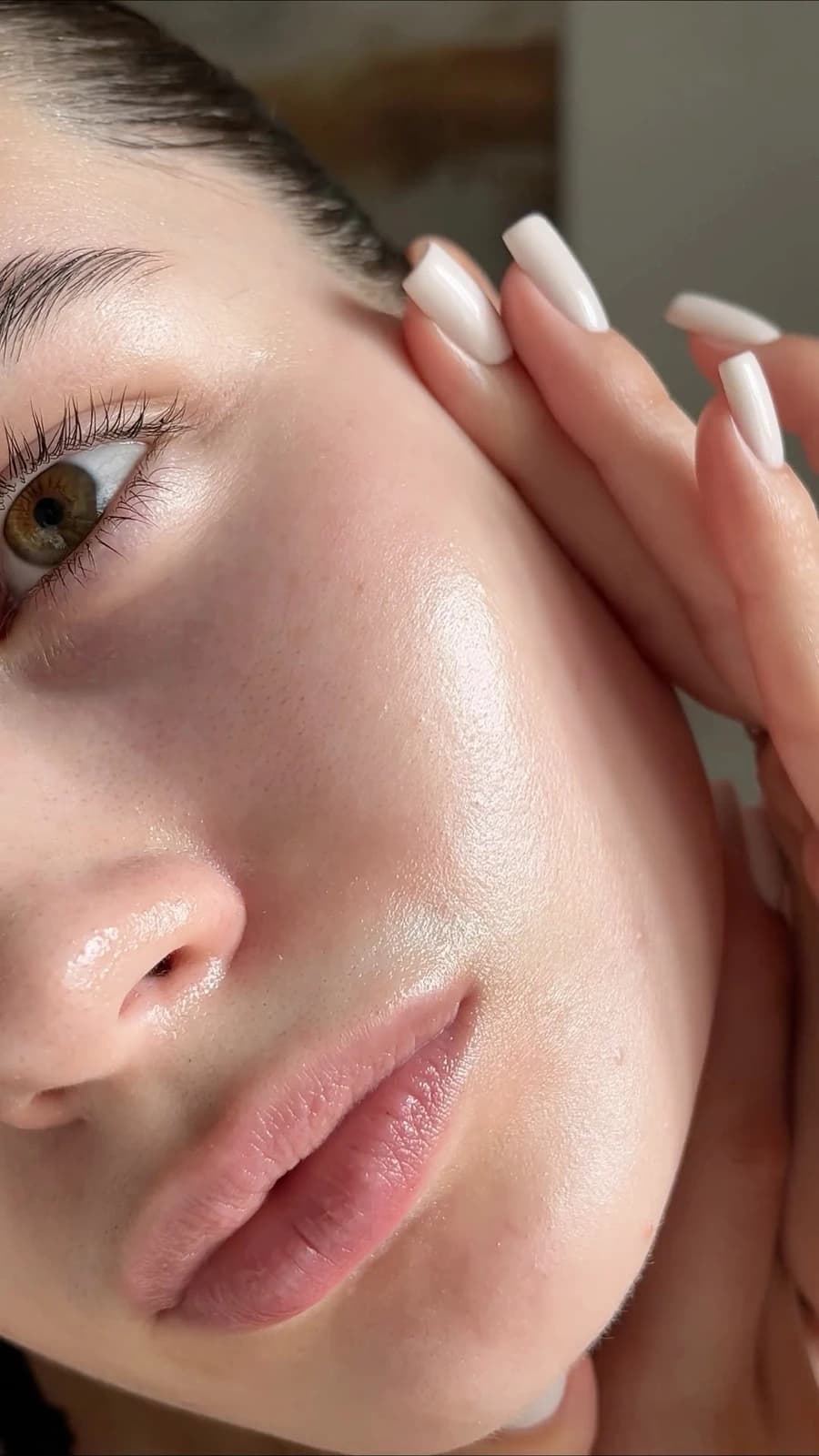 Femme effleurant sa joue, peau apaisée